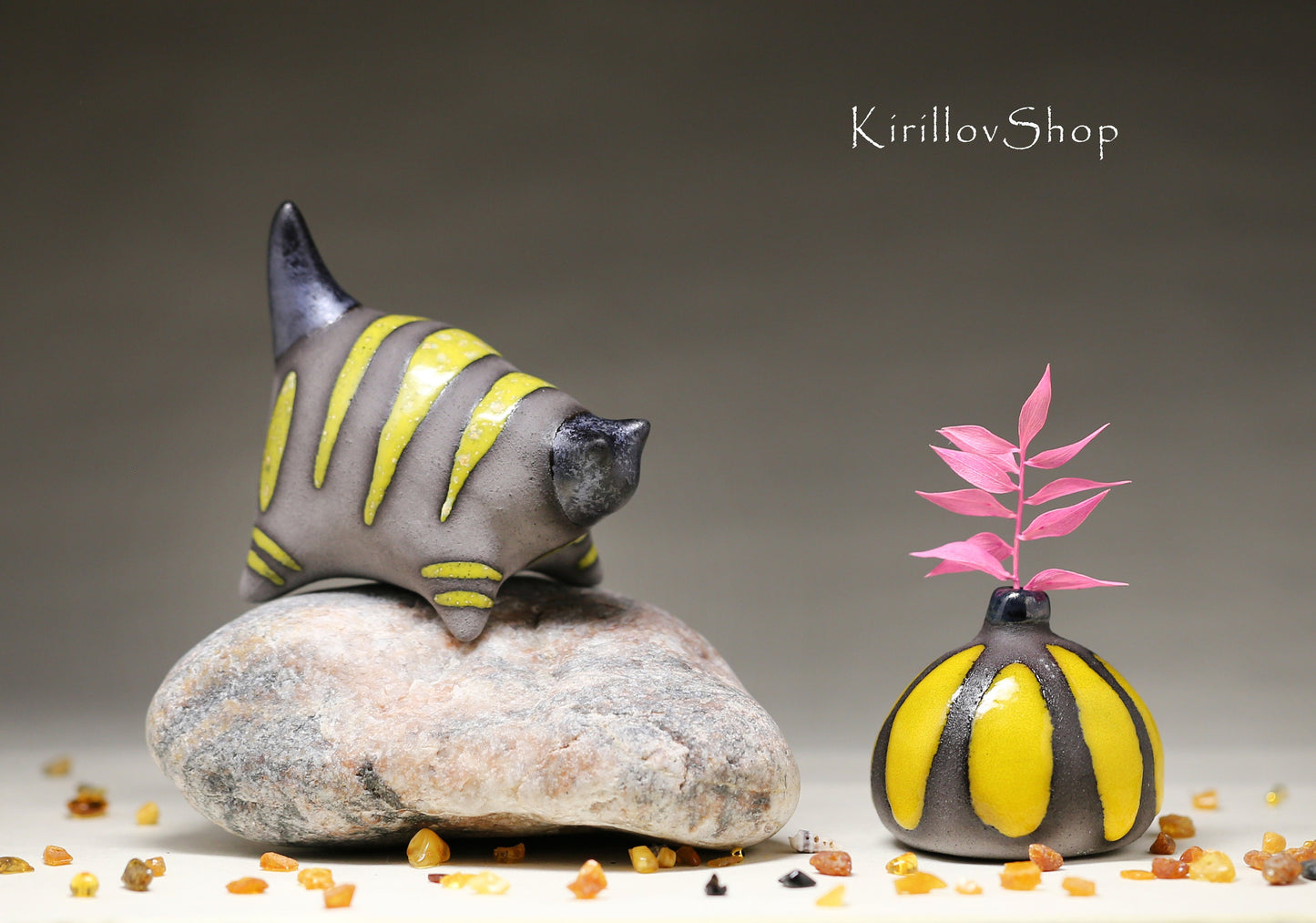 Small ceramic cat sculpture, modern figurine for home decoration or as a gift for cat lovers, yellow cat, handmade Art, MADE TO ORDER